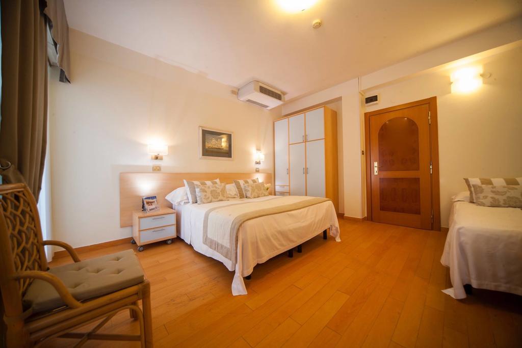 Hotel Mon Cheri Riccione Habitación foto